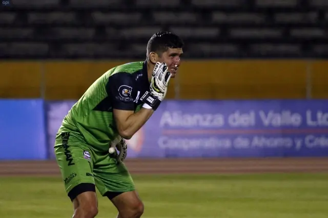 El portero de Independiente del Valle, Jorge Pinos, salió jugando con categoría en el mismísimo estadio de Corinthians
