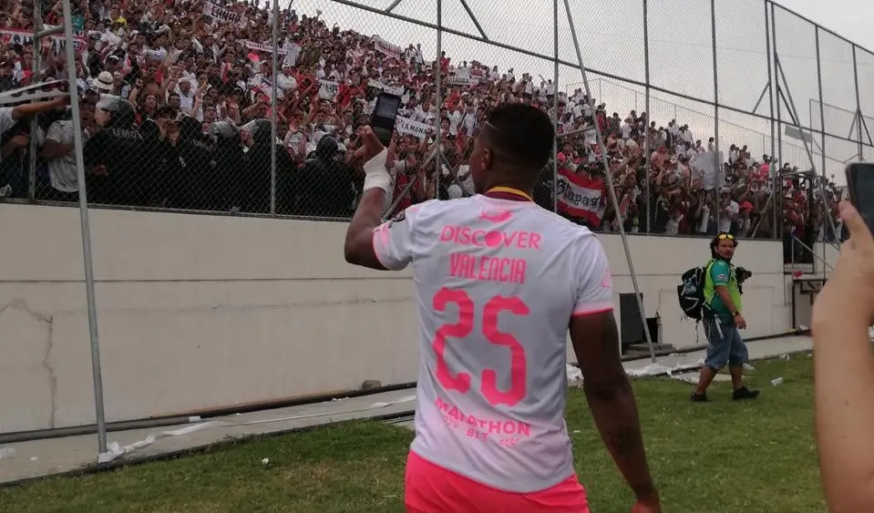 El Toño se subió hasta las mallas para poder celebrar el título de Copa Ecuador