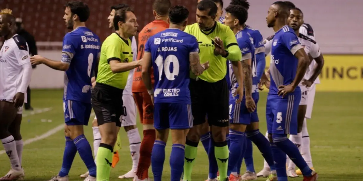 Emelec perdió con un penal dictaminado por Roddy Zambrano para Liga de Quito y que encendió la polémica sobre si fue o no. La prensa de Guayaquil reaccionó ante esta jugada