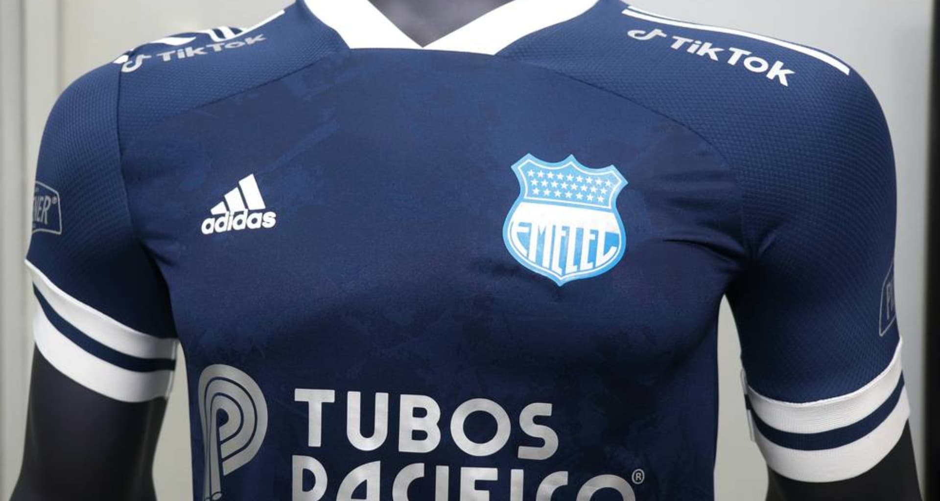 Emelec presentó su nueva indumentaria para lo que resta de temporada así como la siguiente y en redes sociales develaron que es parecida a la camiseta de Sporting Cristal