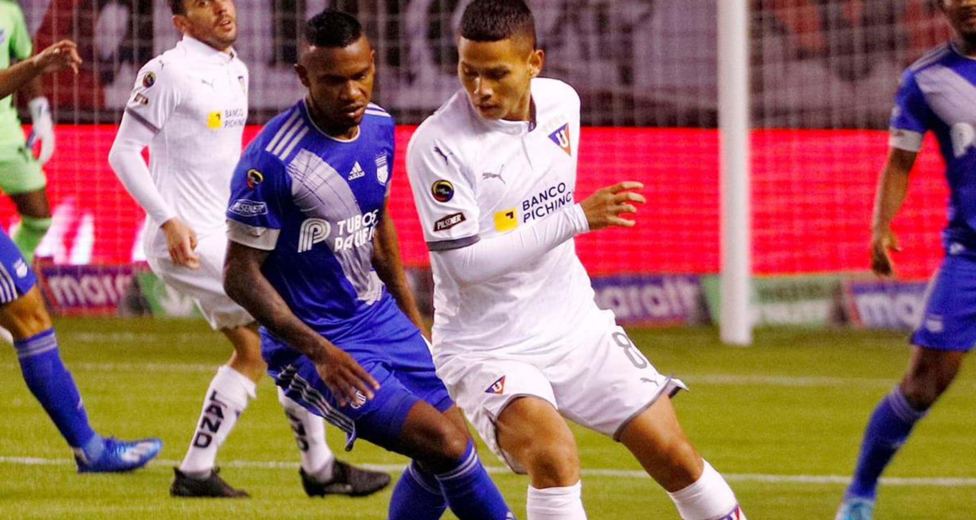 Emelec se fue contra los jugadores de Liga de Quito increpando con insultos así como agresiones, pero en Liga de Quito también salió salipicado uno de sus elementos por responder