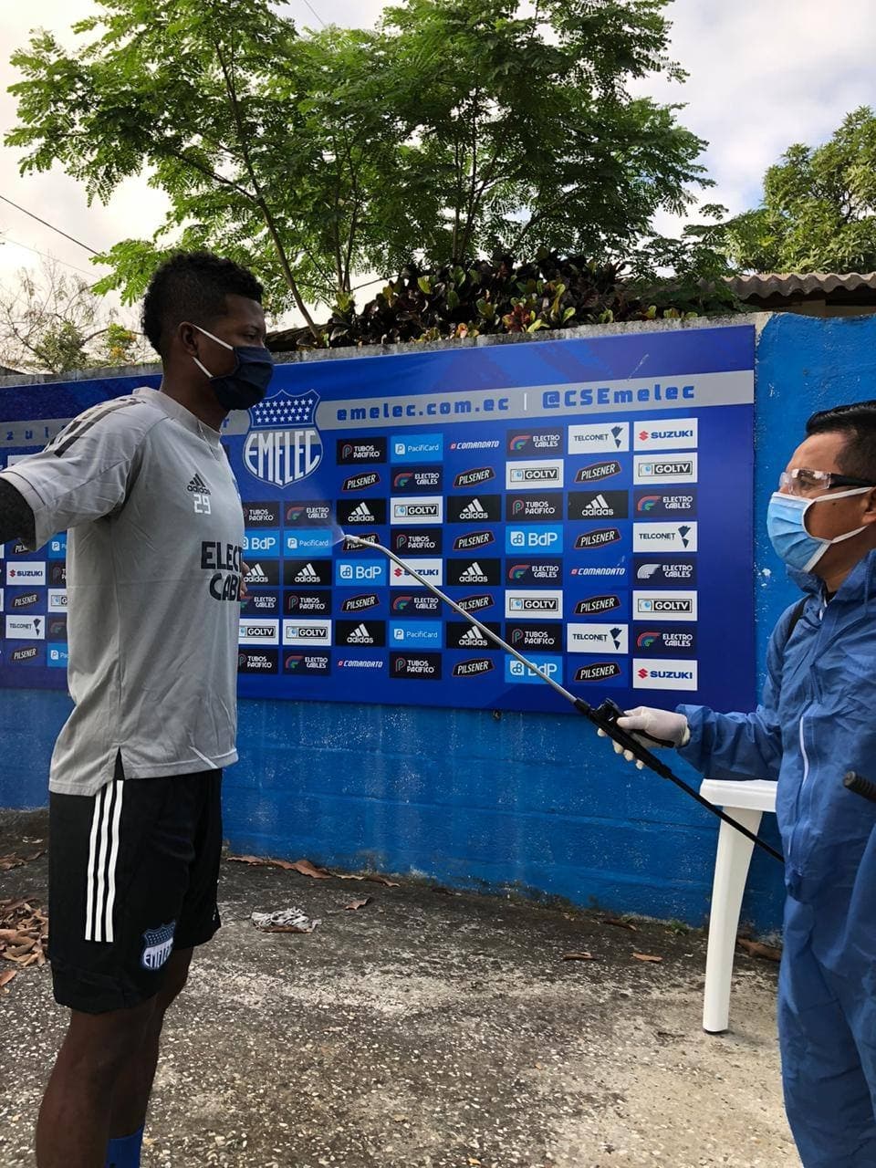 En el primer mundo los clubes que no respetan protocolos mínimos reciben fuertes sanciones, en Ecuador Emelec volvió a entrenar y nadie dice nada