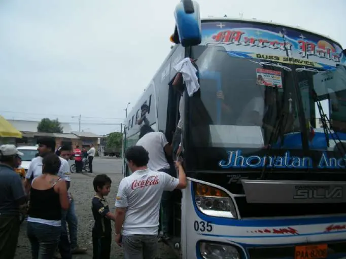 En el retorno, los buses donde iban hinchas de LDU fue atacado