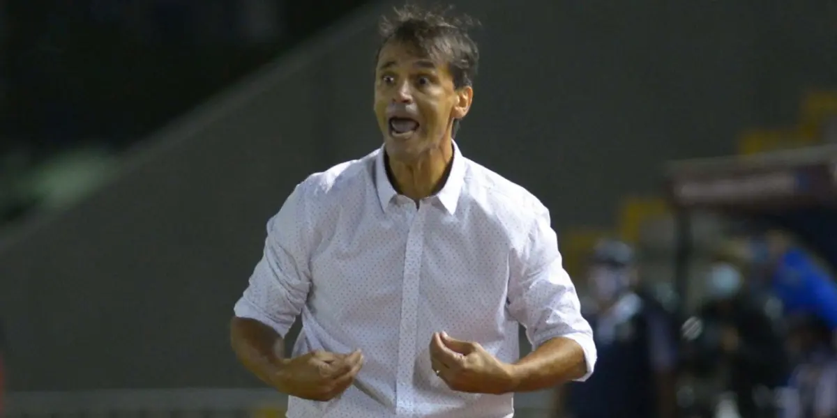 En entrenador de BSC llegó a la rueda de prensa con mucho fastidio por perder contra Guayaquil City y rompió protocolos de seguridad
