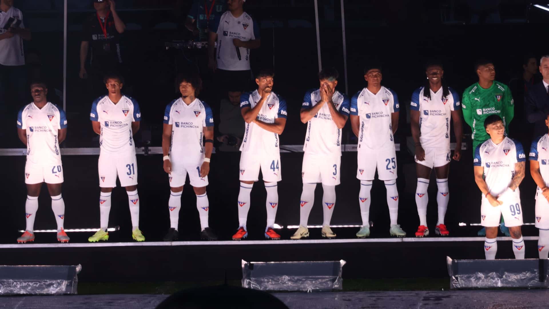 En la presentación de LDU hubo el reconocimiento para uno de los grandes en su historia