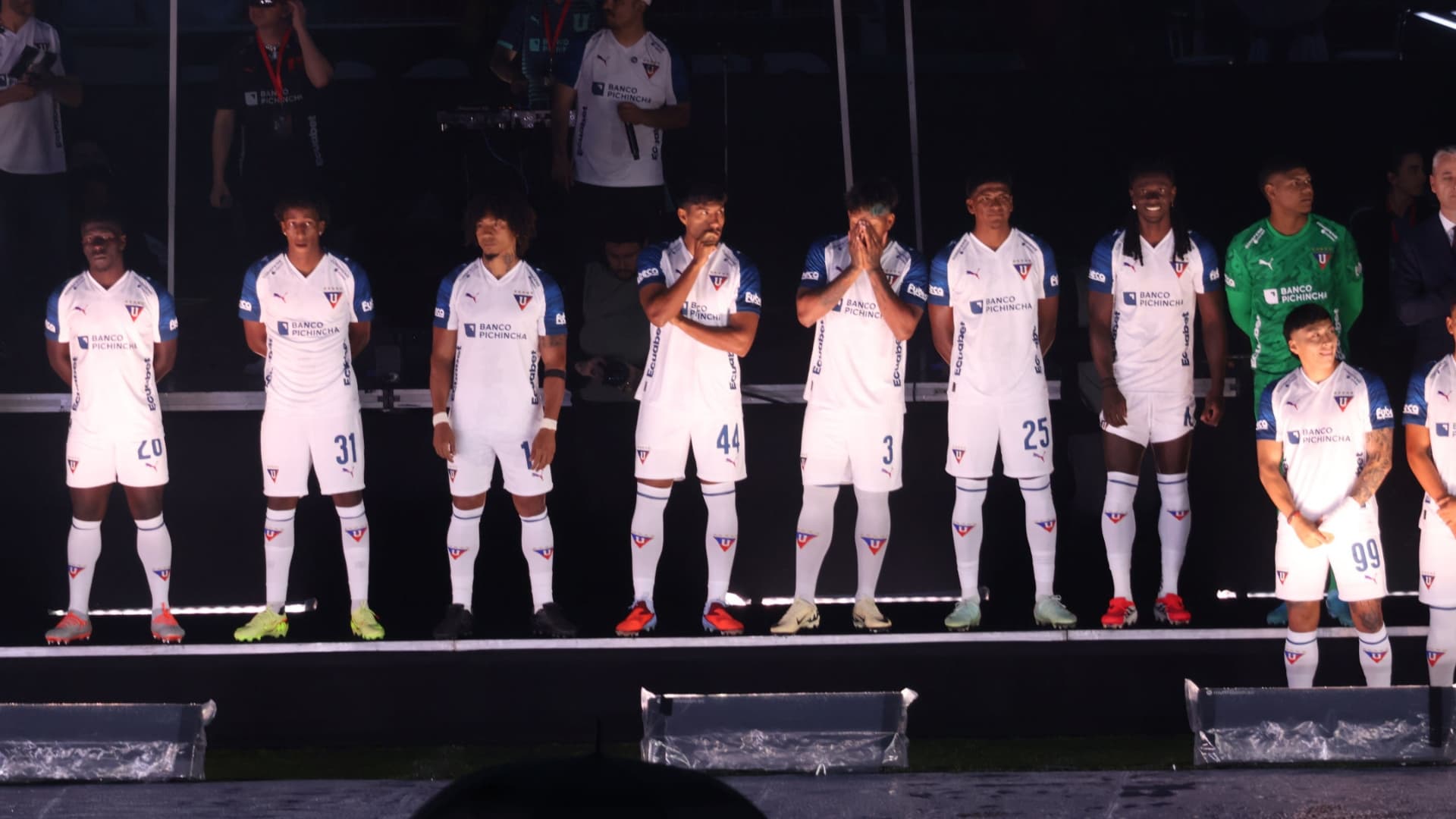 En la presentación de LDU hubo el reconocimiento para uno de los grandes en su historia