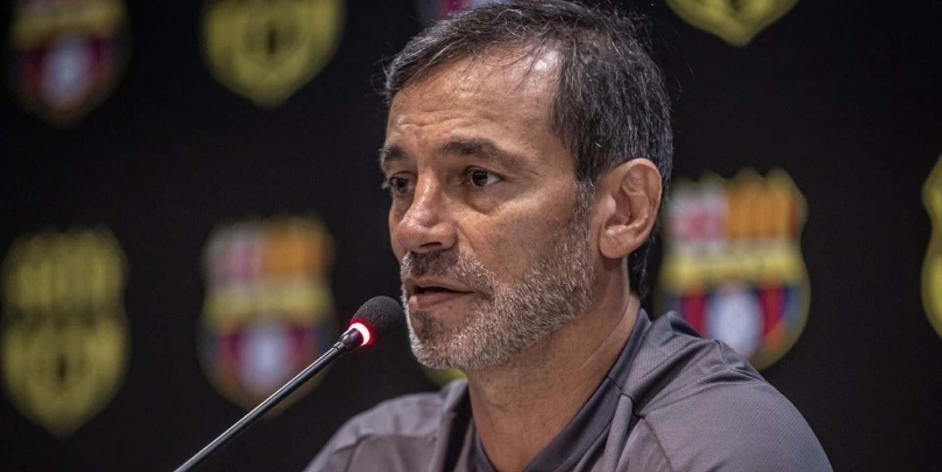 Fabián Bustos confesó que desde México le ayudan a armar alineaciones