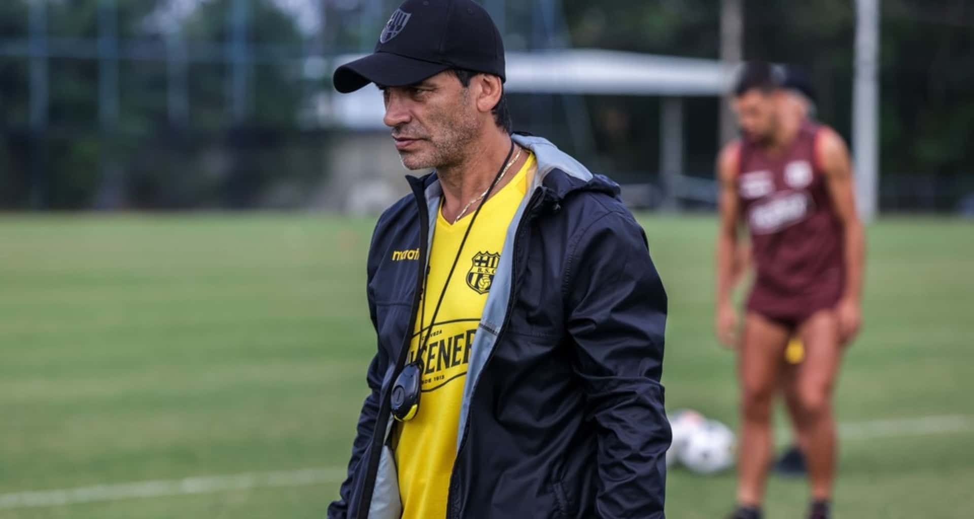 Fabián Bustos, entrenador de Barcelona SC, mira dónde apareció en vez de prepararse para la final del Campeonato Ecuatoriano