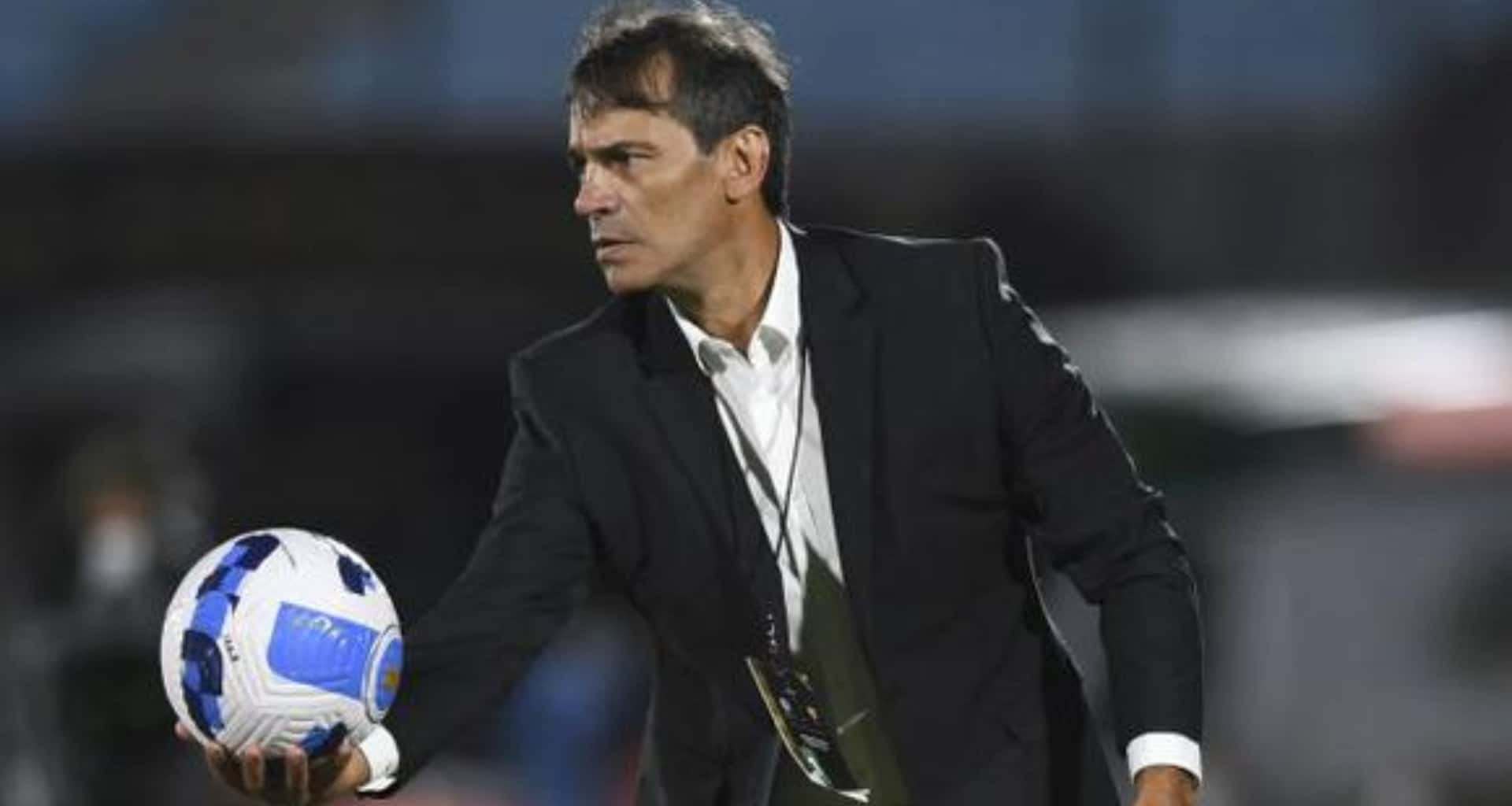 Fabián Bustos peligra en su puesto como entrenador de Santos de Brasil porque su discurso no ha recalado y se ve reflejado en sus resultados