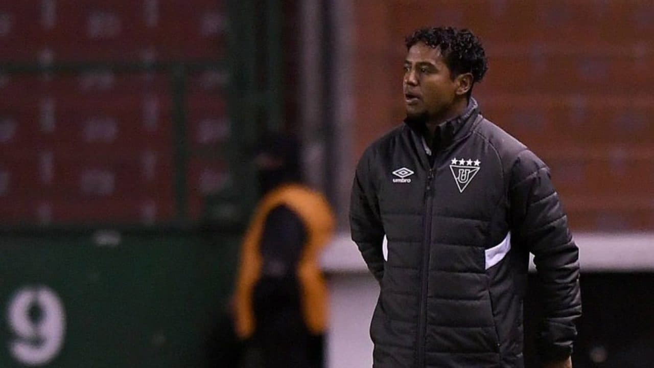 Franklin Salas venía con un proyecto sostenido en Chacaritas FC, sin embargo decidieron sacarlo por diferencias. La directiva le imponía a un jugador en específico