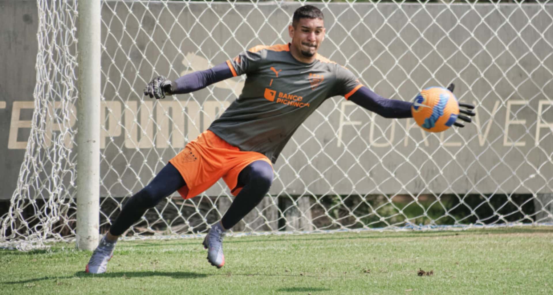 Gonzalo Falcón se sigue afianzando como el portero titular de LDU