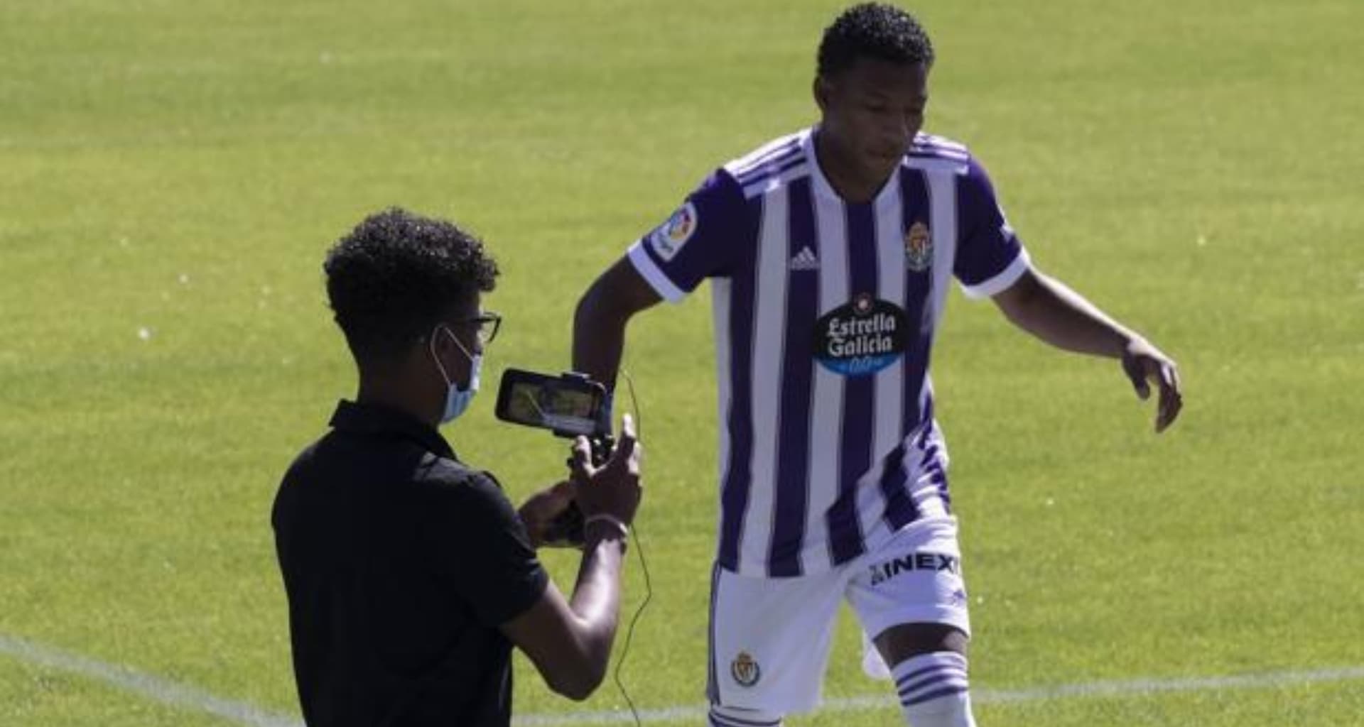 Gonzalo Plata tuvo un accidente de tránsito y tuvo que salir en rueda de prensa a dar la cara. Lastimosamente estaba metiéndose en el bolsilo a la hinchada y sus compañeros en Real Valladolid