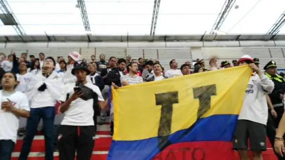 Hinchas del albo están con la expectativa de ganar y levantar el trofeo de la Copa Ecuador
