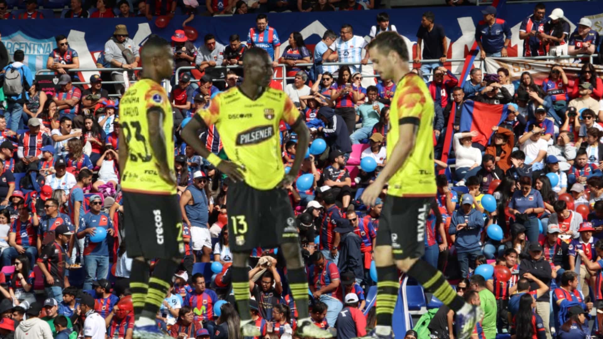 Hinchas Deportivo Quito y Barcelona SC / Foto de: El Futbolero Ecuador