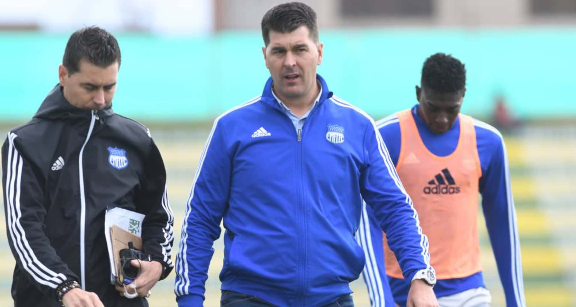 Ismael Rescalvo, entrenador de Emelec, asistió a la rueda de prensa luego de la victoria 2 por 1 ante Barcelona SC en el estadio Capwell. Fabián Bustos culpó a la falta de puntería pero el español respondió con contundencia