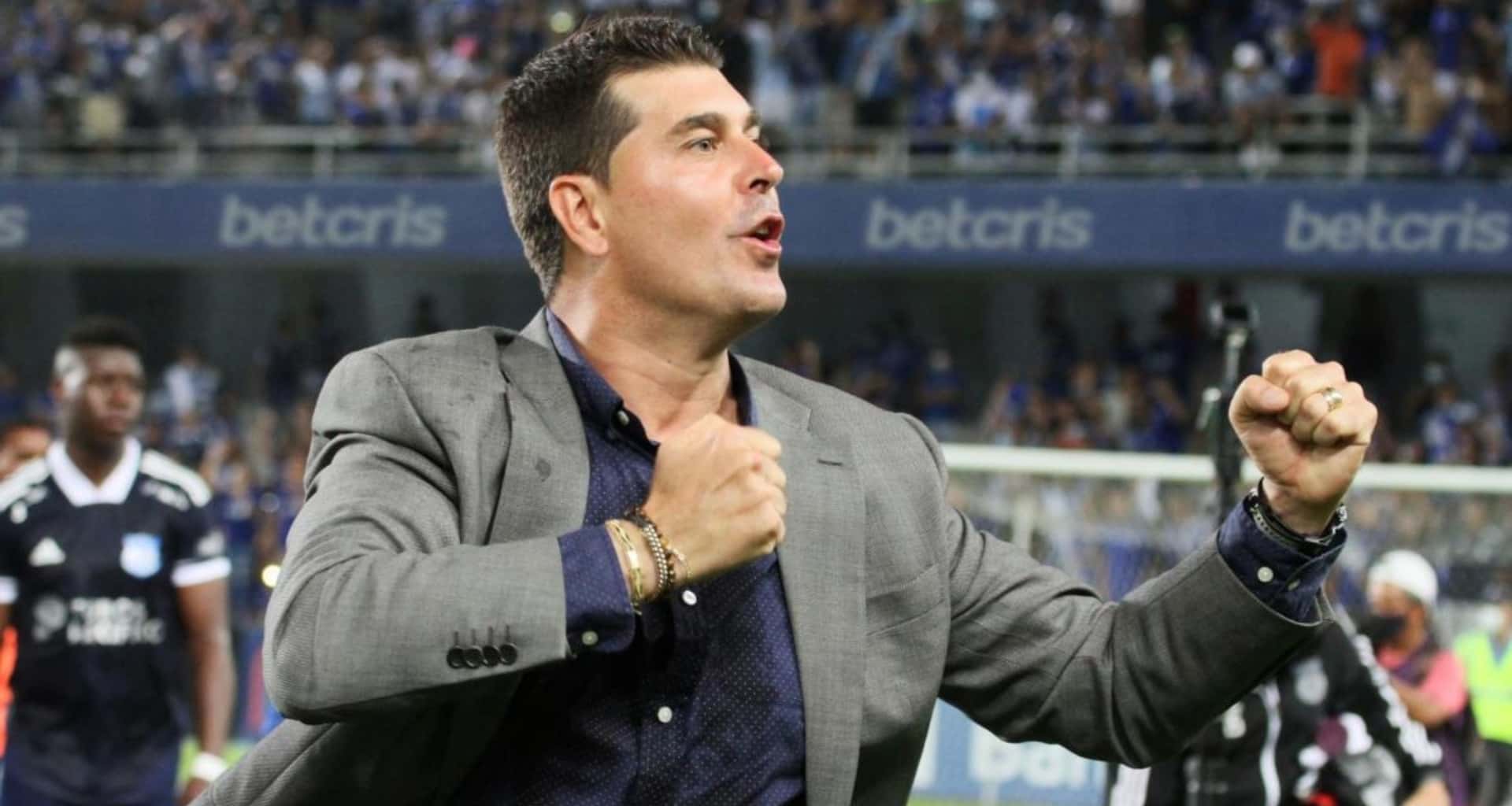 Ismael Rescalvo tiene un pie fuera de Emelec pero no quiere irse por la puerta de atrás, por lo que tomó uan decisión importante