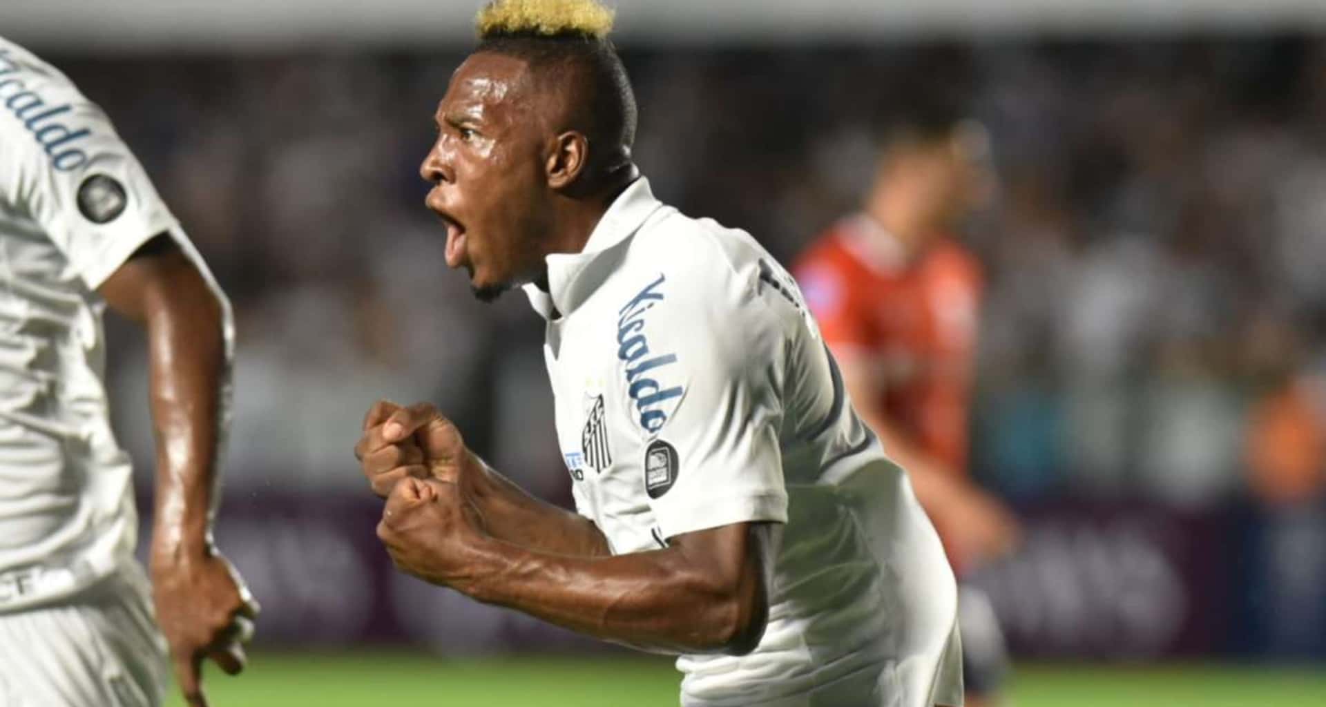 Jhojan Julio está en duda para seguir en Santos, luego de la salida de Bustos, y mira a lo que se dedica ahora