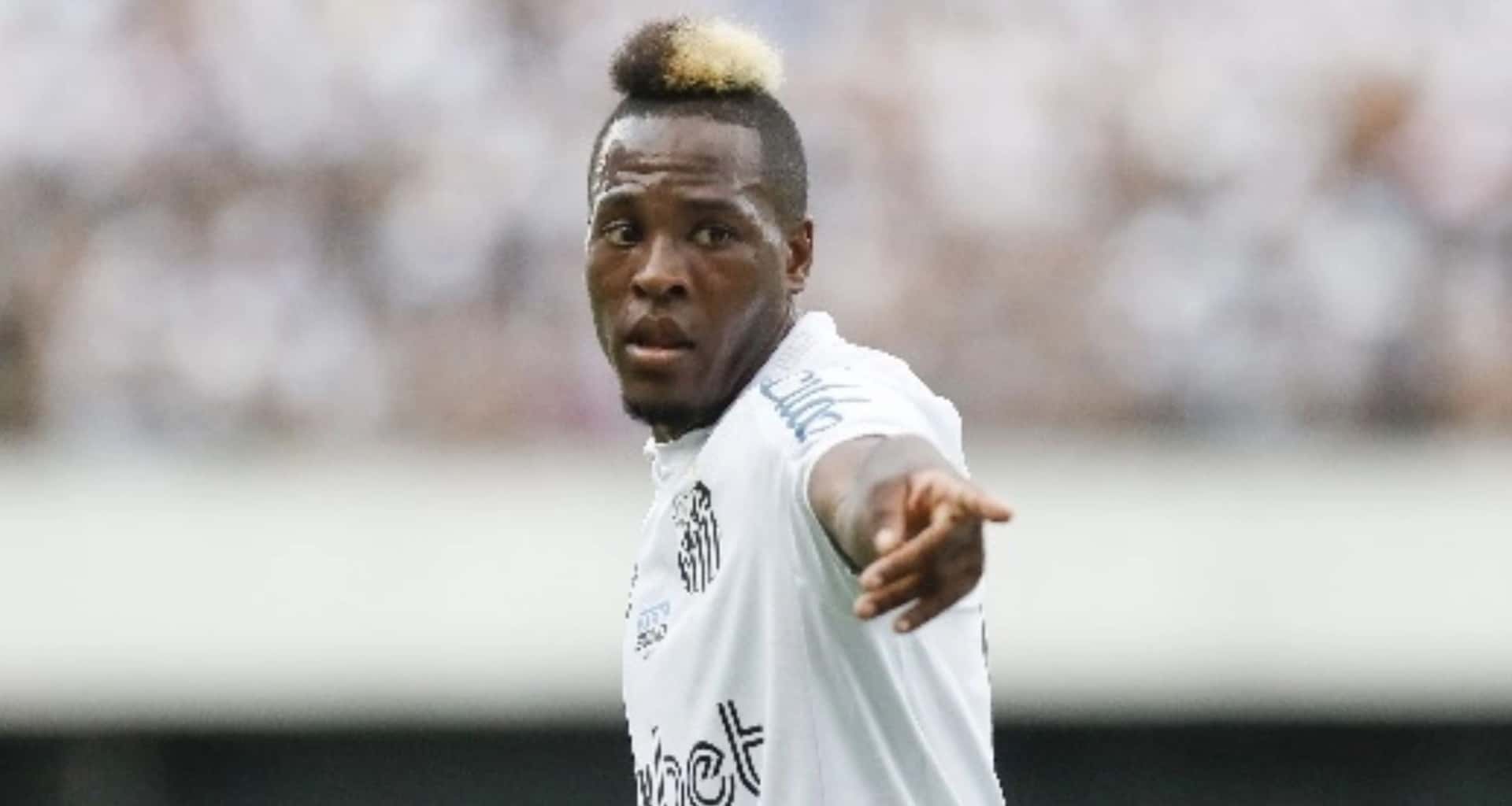 Jhojan Julio tiene pie y medio fuera de Santos FC y todo apunta a que vuelve a LDU pero los bloopers en Brasil hasta ahora son recordados