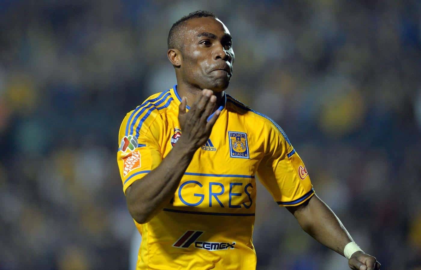 Joffre Guerrón incursiona en la música y un ex Liga de Quito es su fan