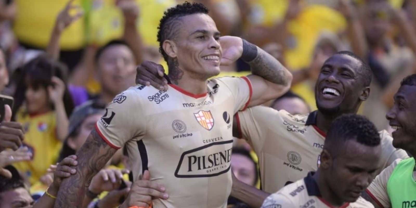 Jonatan Álvez juega en Naranja Mecánica, del fútbol amateur, y se dio un lujo con su carro en Ecuador
