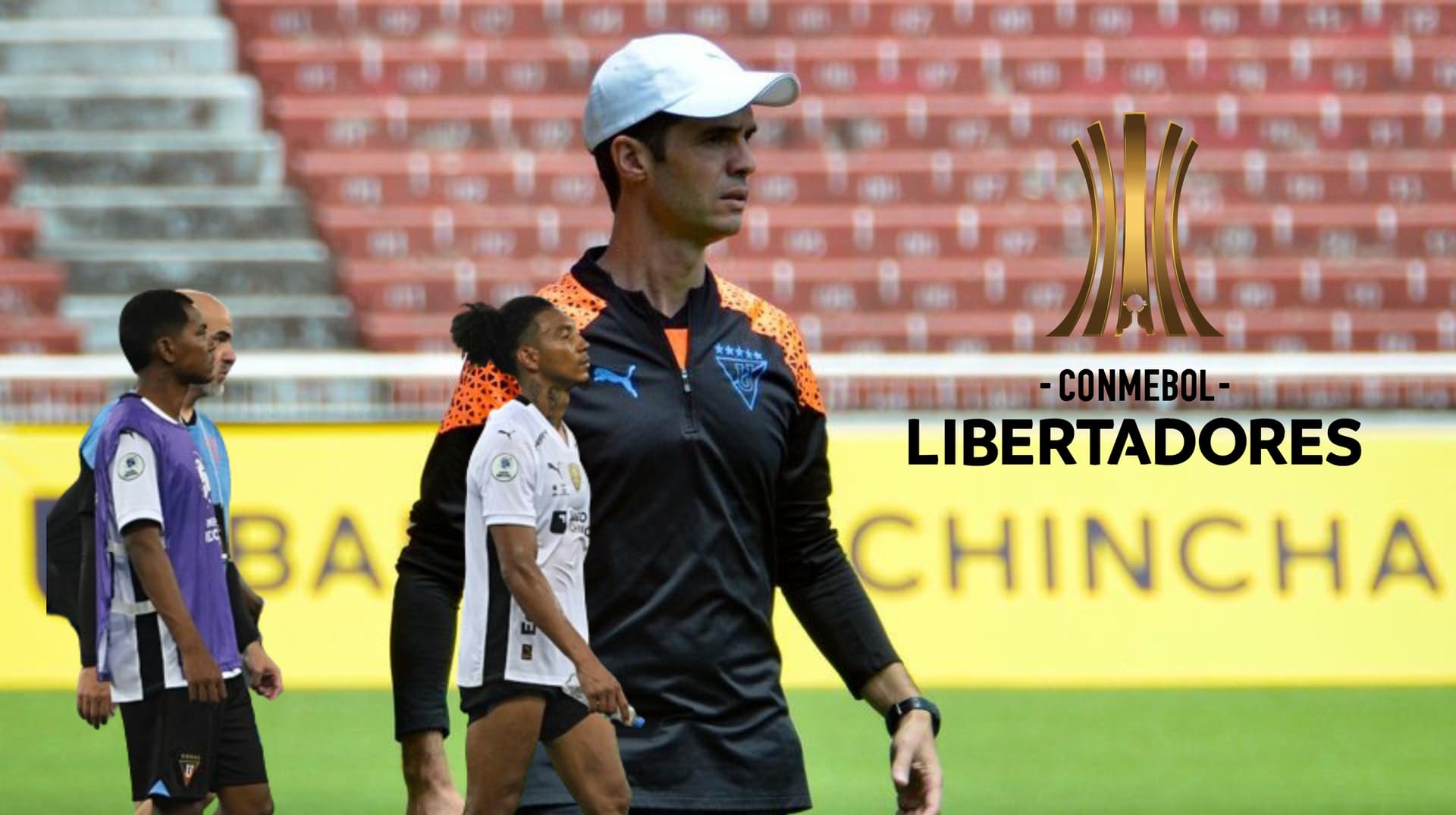 Josep Alcácer dirigiendo, lado jugadores de Liga de Quito en evidente estado de preocupación. FOTO: Kandela Radio Manabi