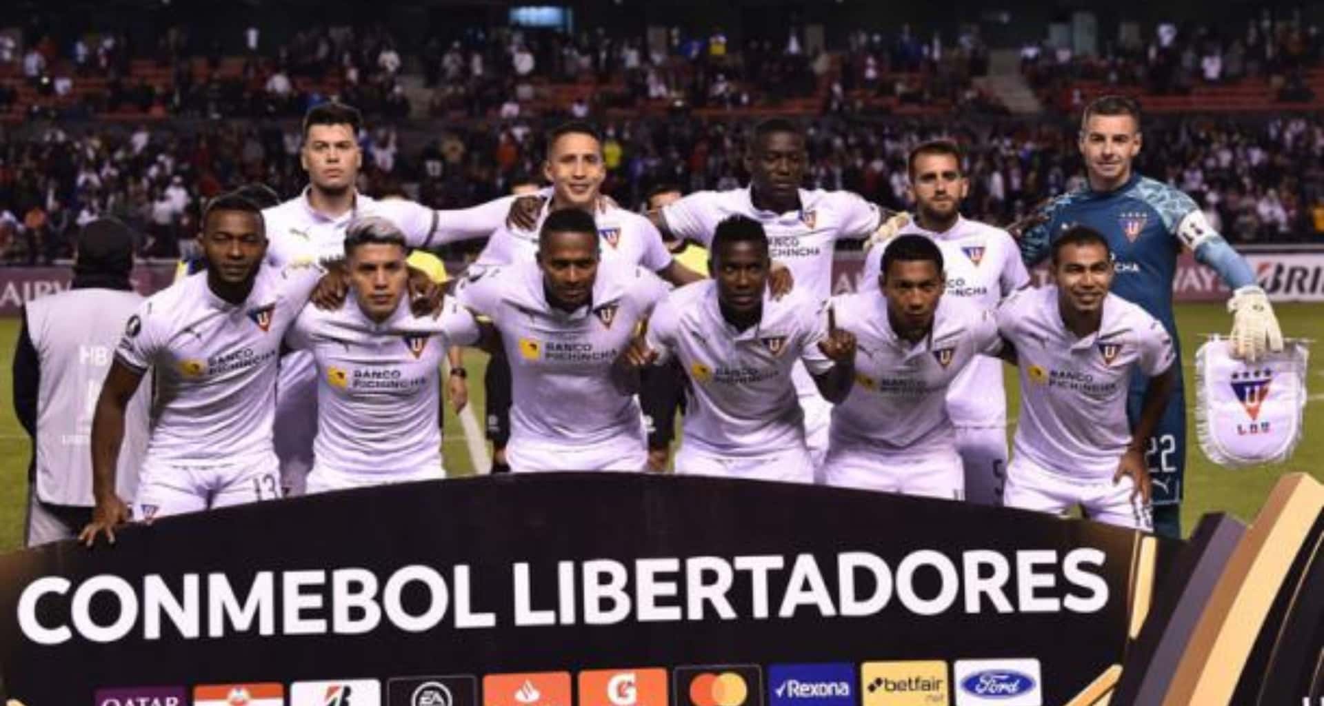Juan Cruz Kaprof no rindió en Liga de Quito y ahora se ha dedicado a entrengar la indumentaria que le dieron como regalo