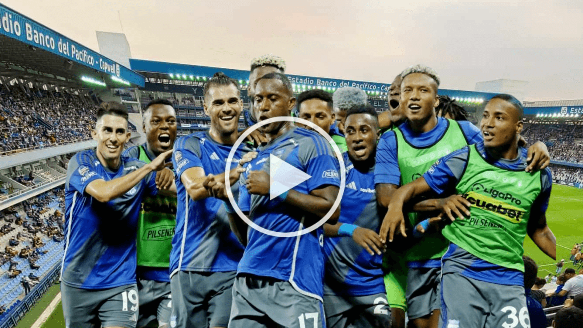 Jugadores de Emelec festejando un gol. Foto tomada de: API