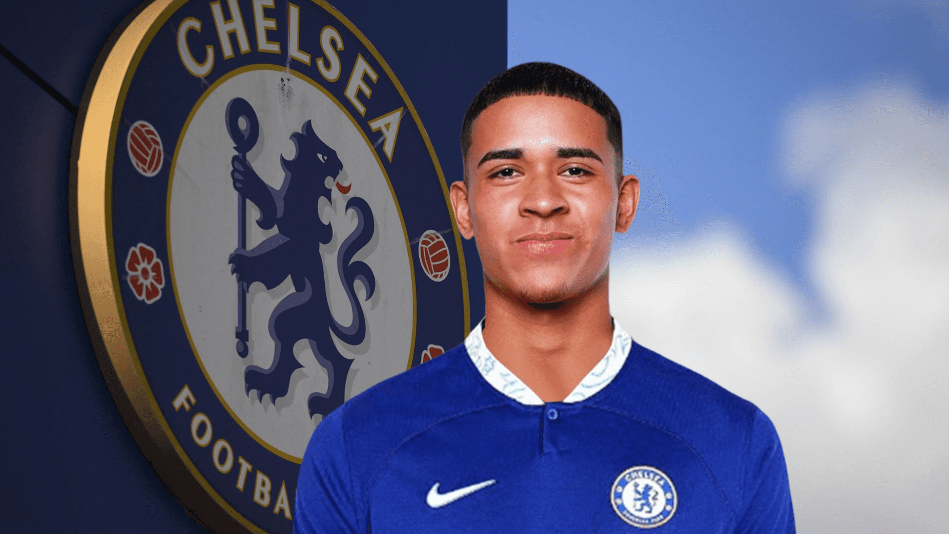 Kendry Páez sonriendo con la camiseta Chelsea. Foto tomada de: Chelsea/Ecuavisa
