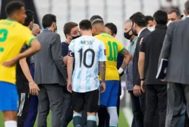 La Selección Brasileña se enfrentó a la Argentina y tuvo que suspenderse porque autoridades ingresaron al campo de juego. 4 jugadores habrían violado los protocolos sanitarios