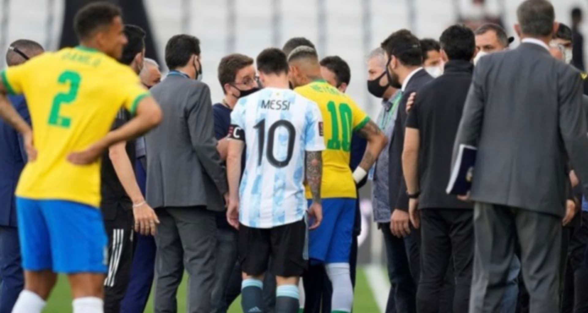 La Selección Brasileña se enfrentó a la Argentina y tuvo que suspenderse porque autoridades ingresaron al campo de juego. 4 jugadores habrían violado los protocolos sanitarios
