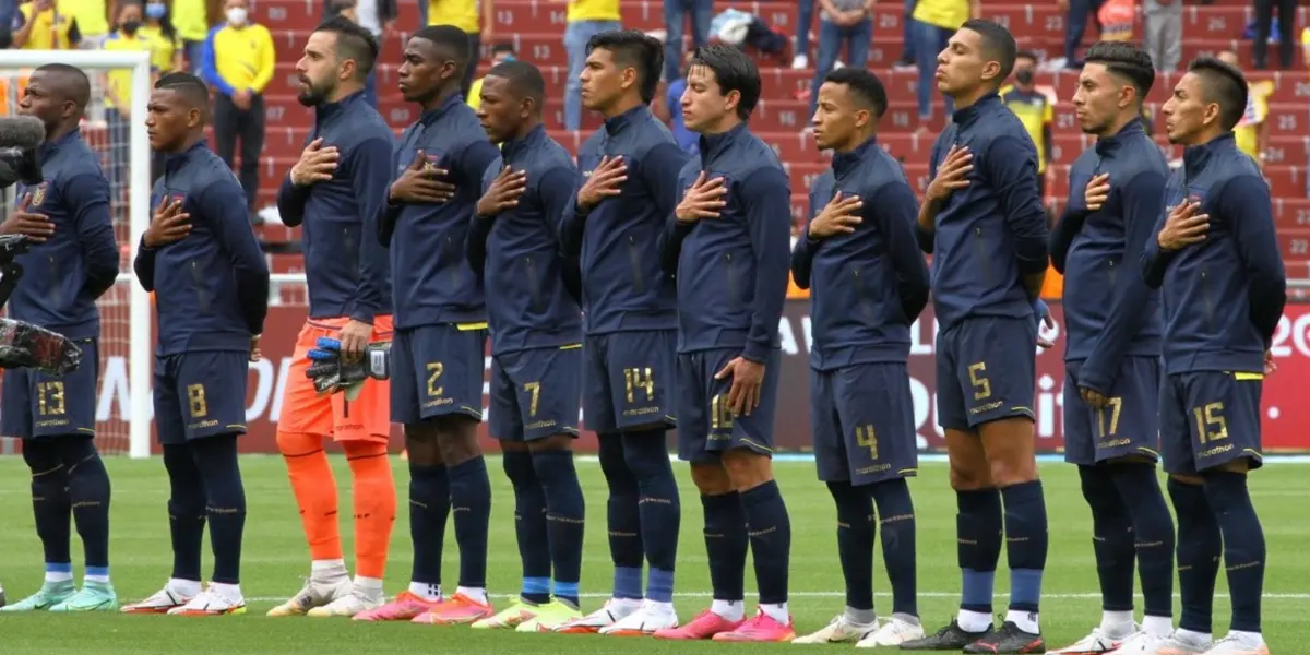 La Selección Ecuatoriana entrena para lo que será el compromiso ante Colombia y aunque probó línea de 4, insitió más con tres hombres en el fondo, algo cuestionado de Gustavo Alfaro pero que no dejará morir fácilmente