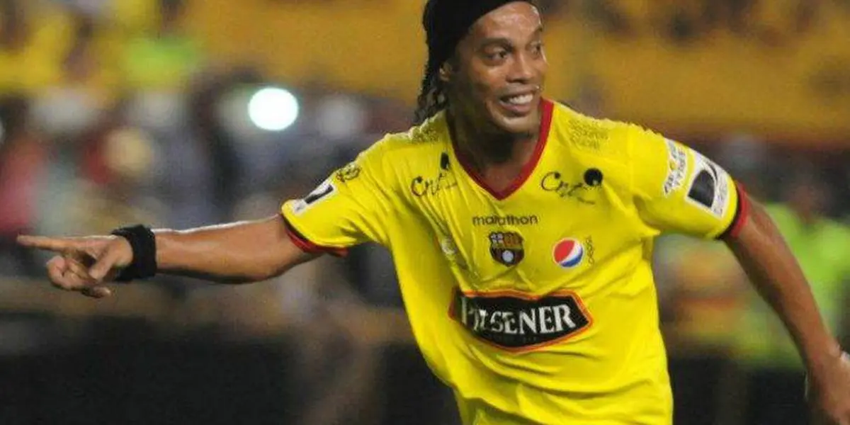 La ‘Sonrisa del fútbol’ está en Ecuador y recibió la camiseta de un equipo de Ecuador