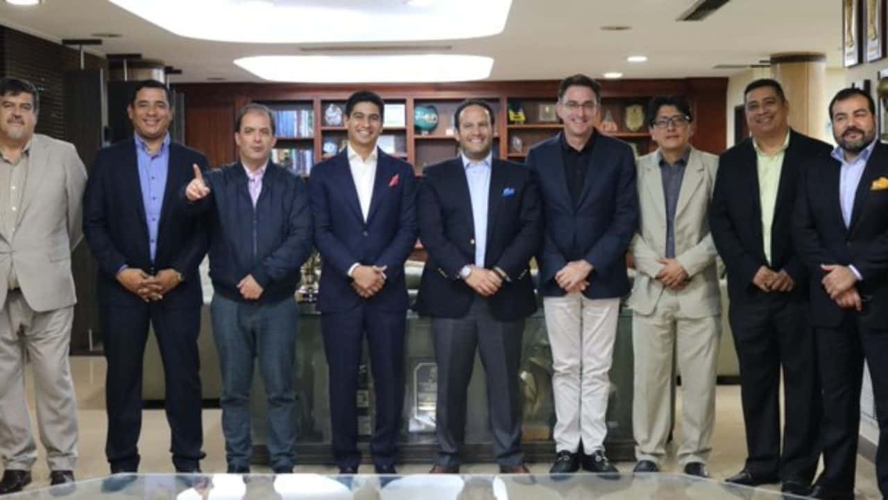 Las entidades del fútbol ecuatoriano se reunieron en pleno estado de emergencia para tratar los protocolos para el retorno del torneo y eso generó críticas
