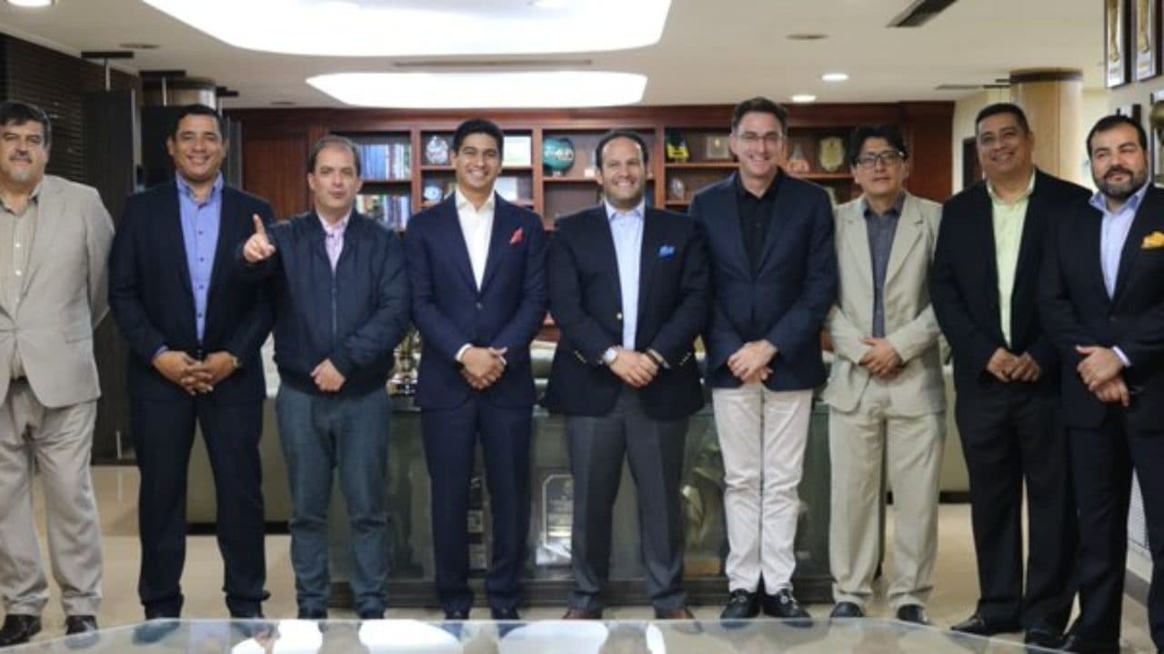 Las entidades del fútbol ecuatoriano se reunieron en pleno estado de emergencia para tratar los protocolos para el retorno del torneo y eso generó críticas