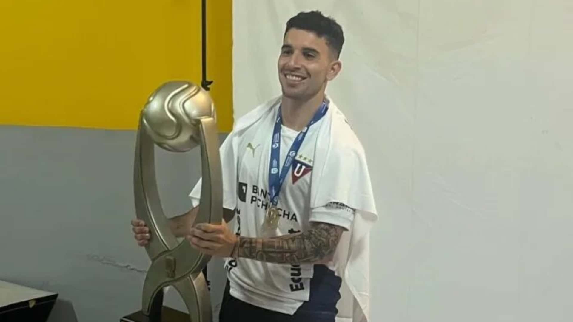 Lautaro Pastrán con la Supercopa / Foto tomada de: API