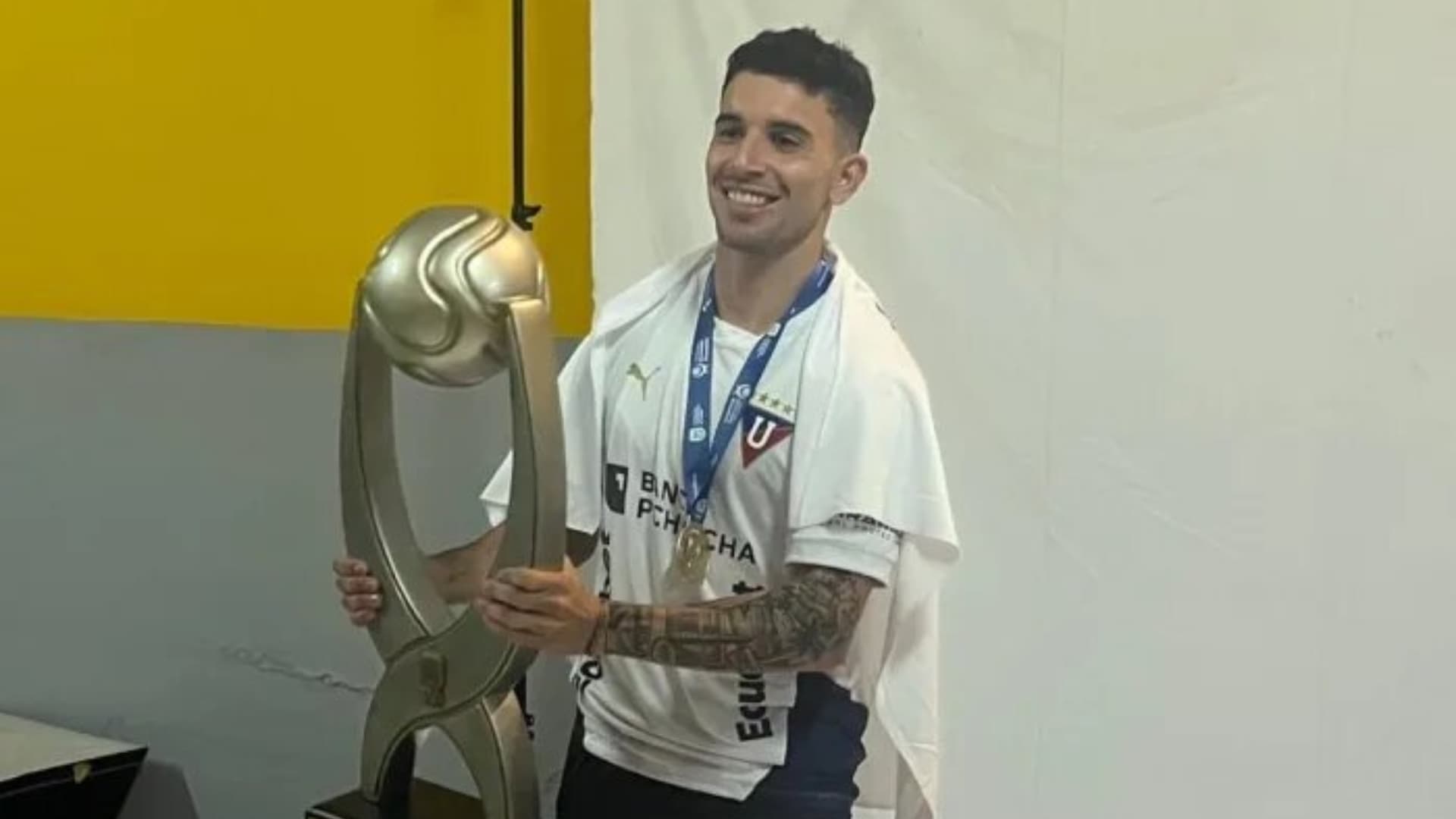 Lautaro Pastrán con la Supercopa / Foto tomada de: API