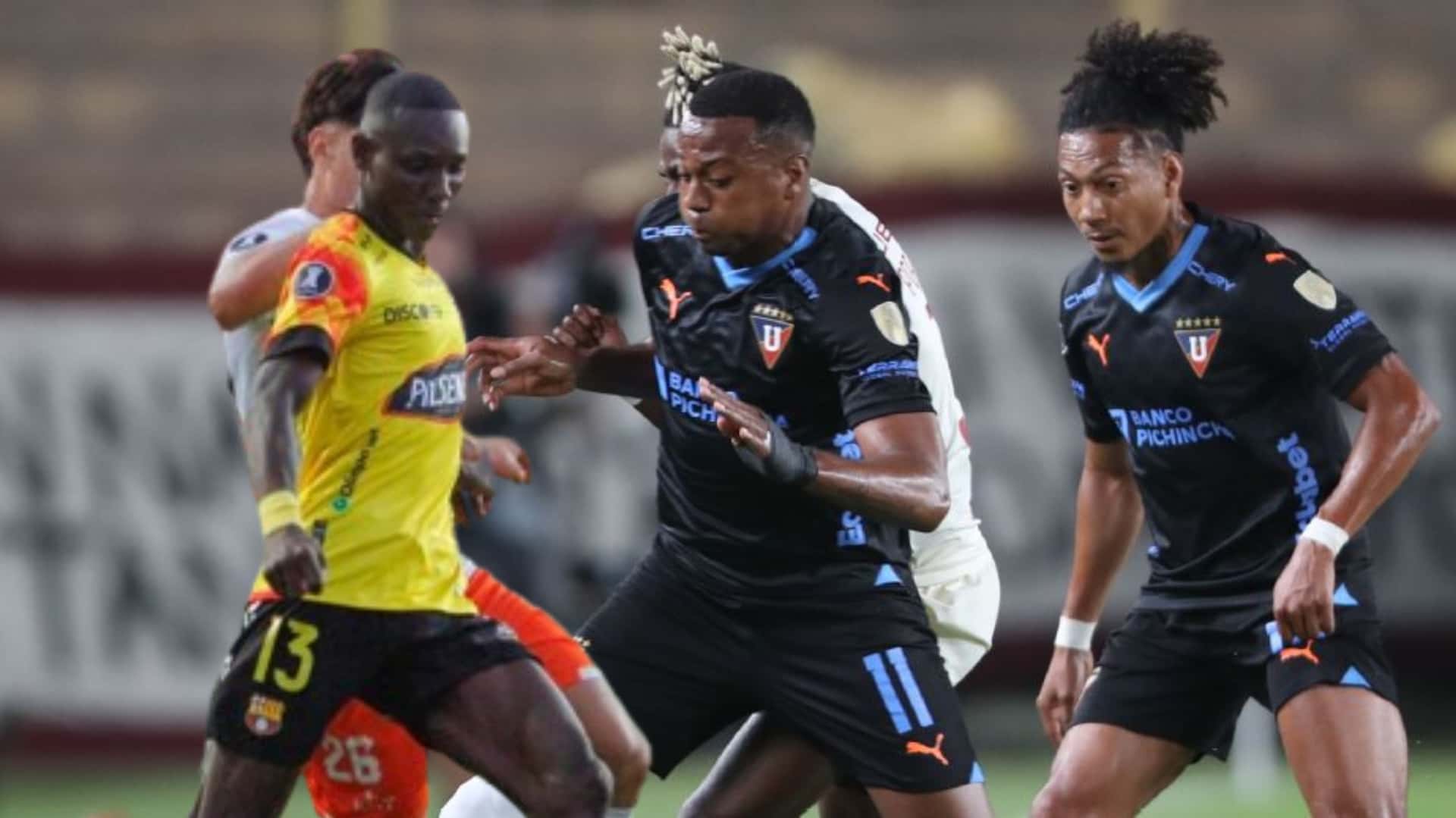 Liga de Quito y Barcelona SC disputando la Copa Libertadores de América. FOTO: RPP