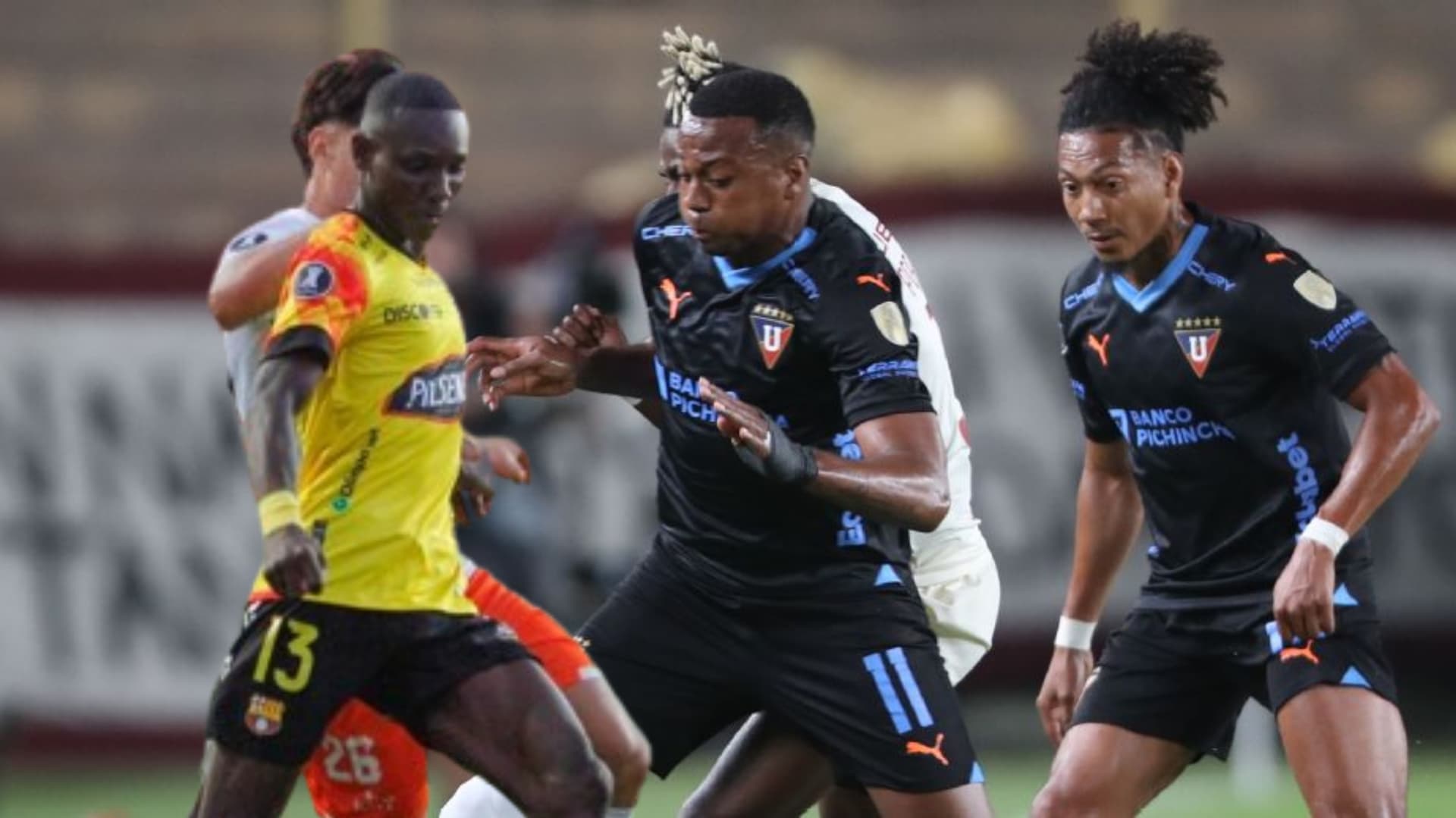 Liga de Quito y Barcelona SC disputando la Copa Libertadores de América. FOTO: RPP