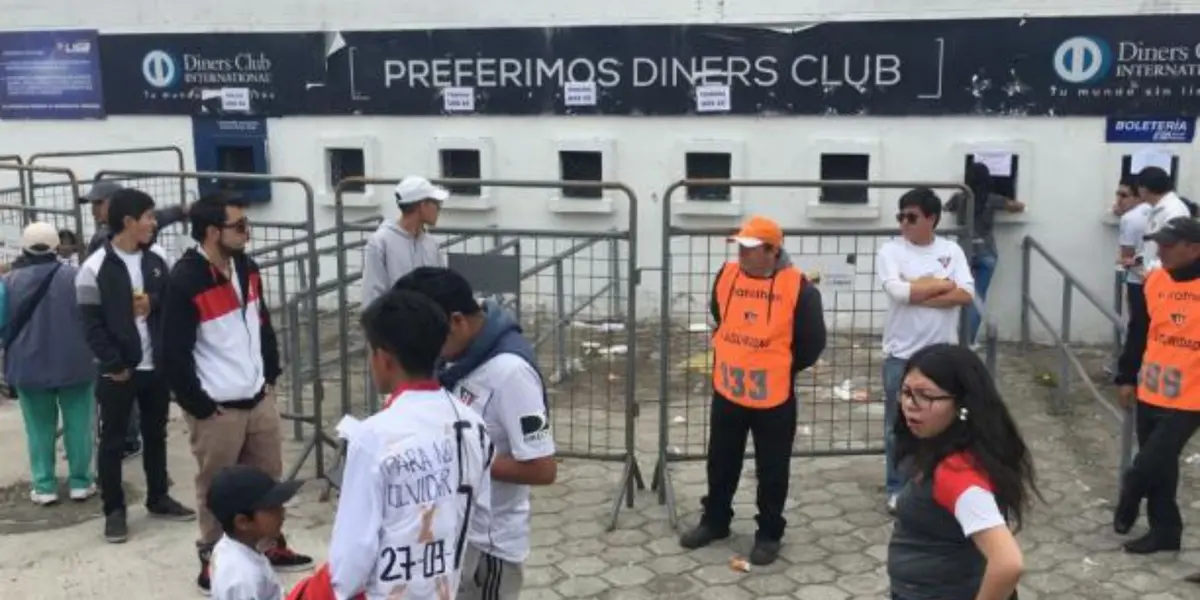 Liga de Quito dispuso que se vendan boletos sueltos, sin necesidad de ser Súper Hincha, pero todo será netamente electrónico. En rueda de prensa detallaron cuántas sacarán a la venta para el público en general