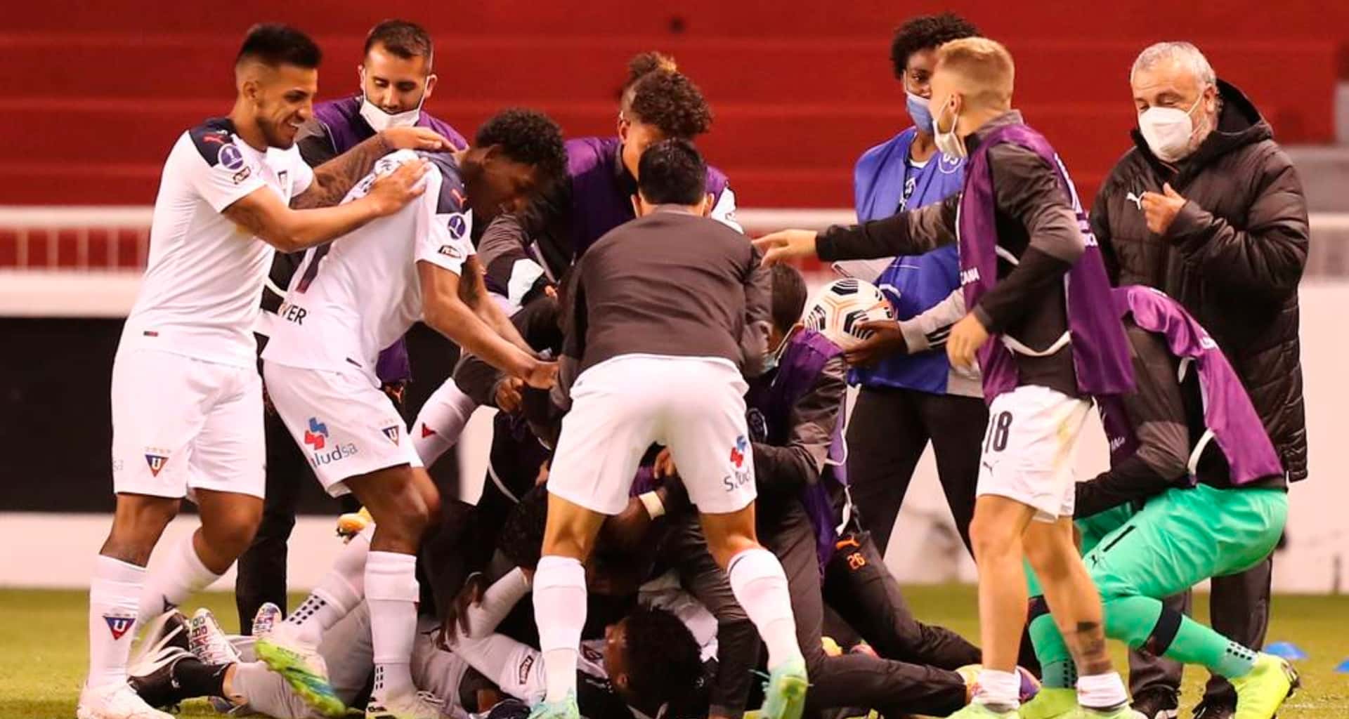 Liga de Quito está fuera de toda pelea y se aseguró la Copa Sudamericana. El año fue un fracaso considerando que gastaron 14 millones en el plantel y aún así los premiaron