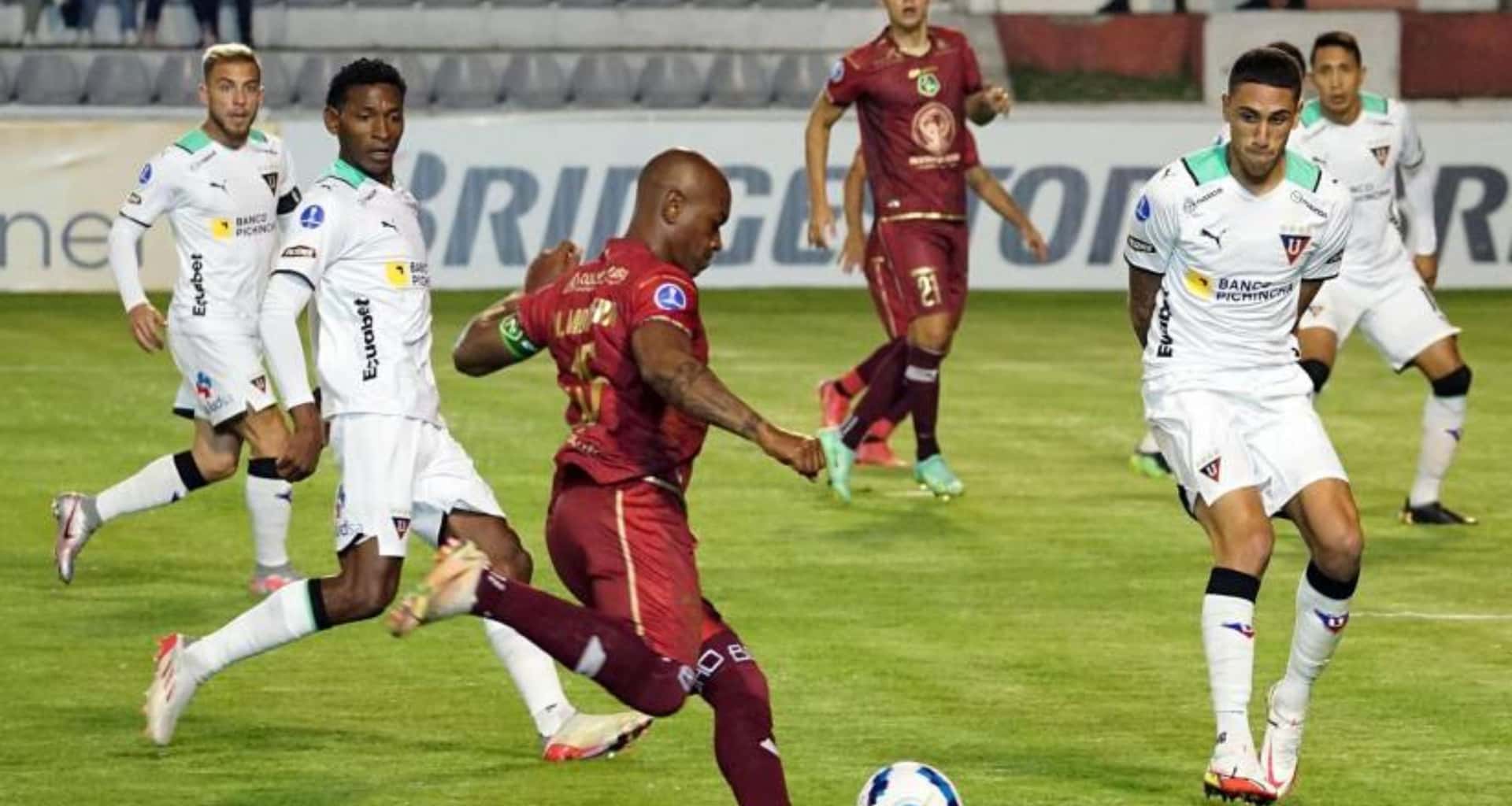 Liga de Quito se enfrentó a Mushuc Runa y al primer tiempo se fueron con un empate. Un jugador no logra encontrar su posición en el campo