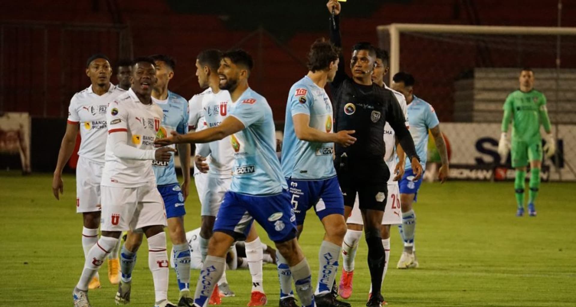 Liga de Quito se sintió afectado por el referí del cotejo ante Macará en el estadio Bellavista. Diego Castro reveló que los jugadores sintieron un ambiente pesado y que el referí llegó a burlarse de ellos. Santiago Scotto también lo dijo en sus redes