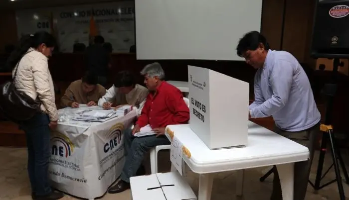 Los ecuatorianos acuden a las urnas para elegir a sus gobernantes de los próximos 4 años