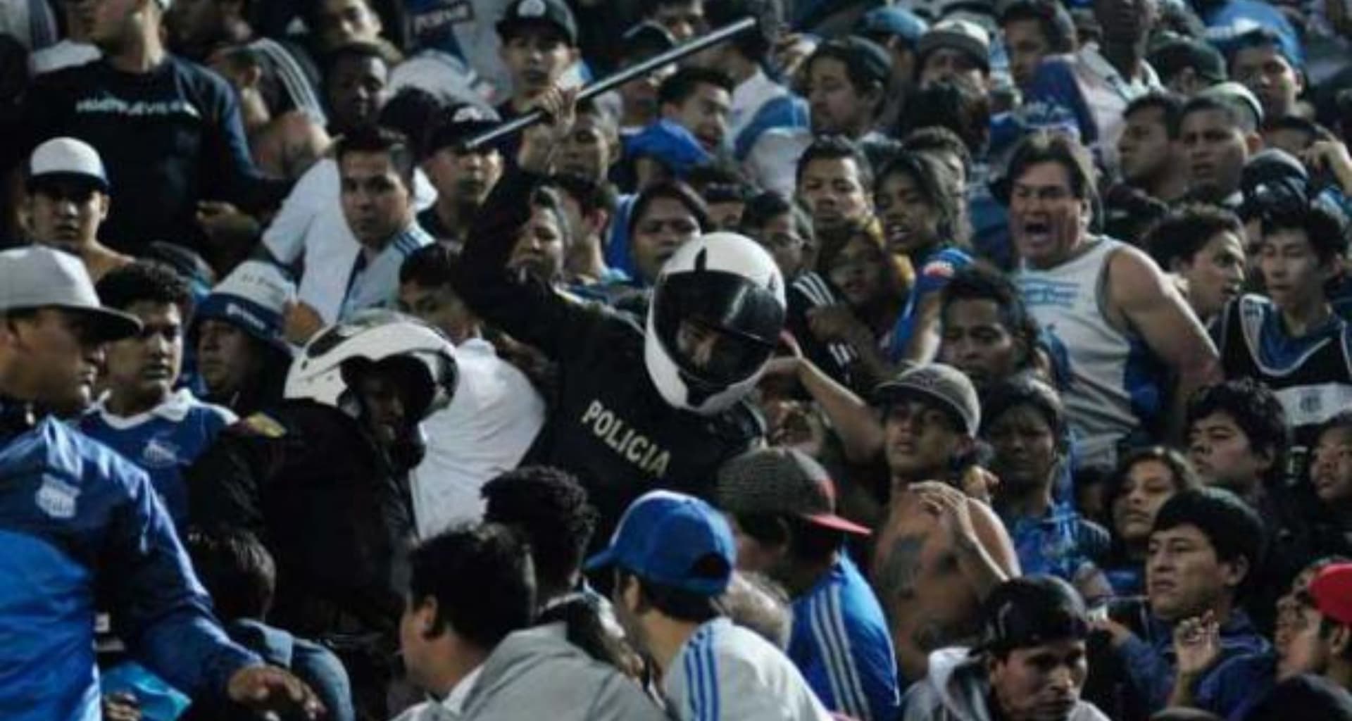 Los hinchas de Emelec tuvieron un nuevo enfrentamiento en la previo del Clásico del Astillero, donde se juegan por seguir en pelea