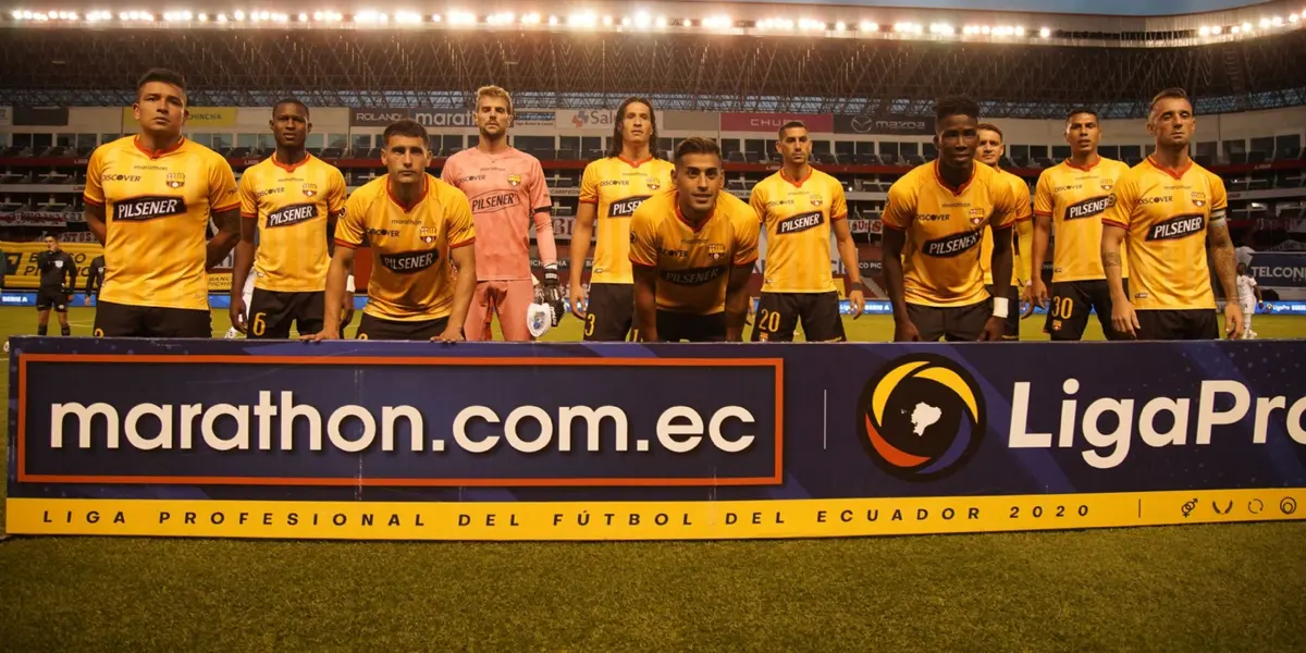 Los hinchas de Liga de Quito no dudaron en disparar contra Barcelona SC