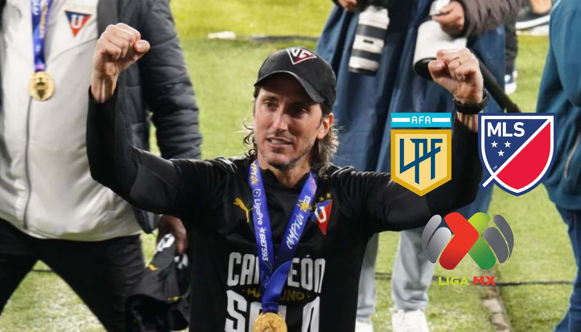 Luis Zubeldía con el buzo de LDU de Quito.