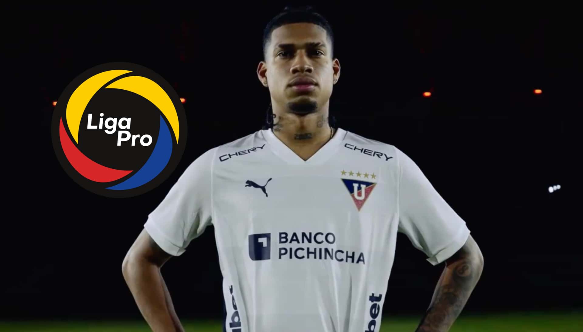 Marco Angulo posando con los colores de Liga Deportiva Universitaria de Quito. FOTO: Primicias