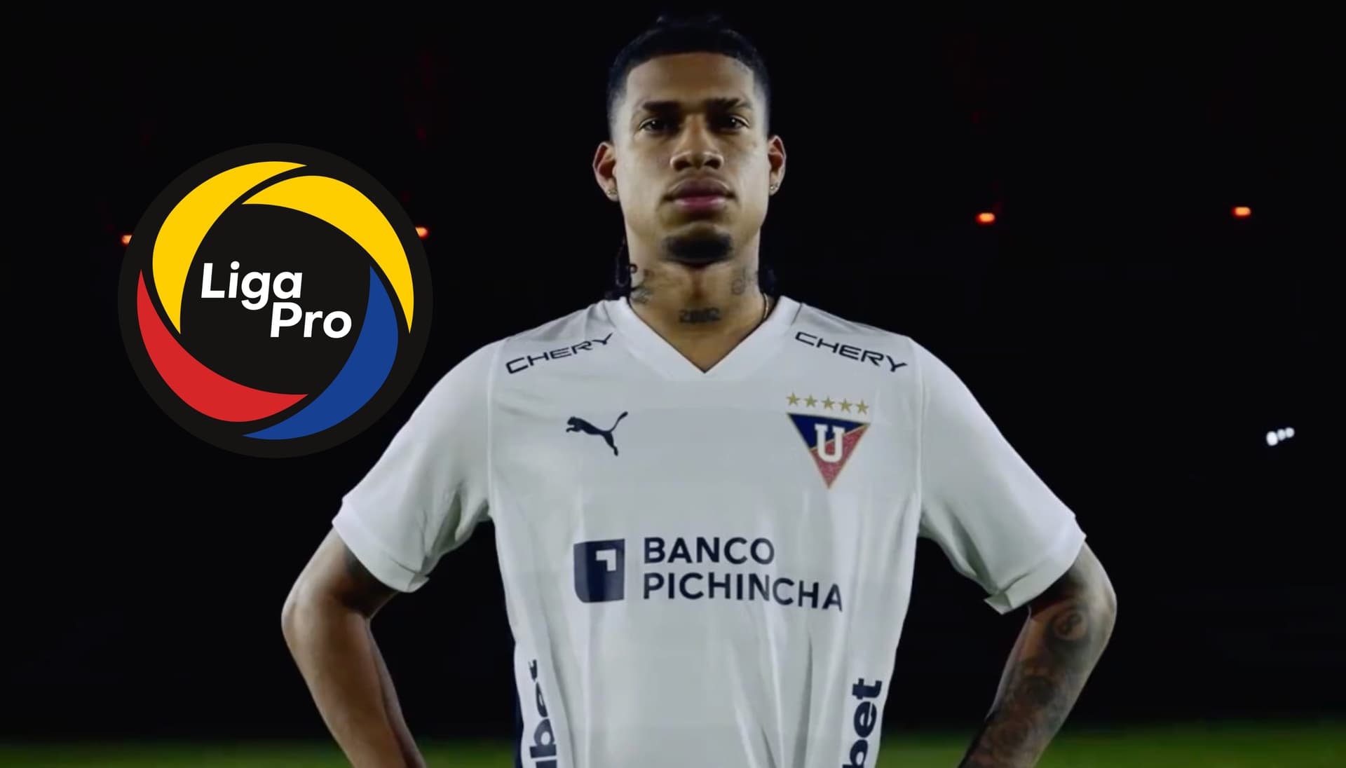 Marco Angulo posando con los colores de Liga Deportiva Universitaria de Quito. FOTO: Primicias