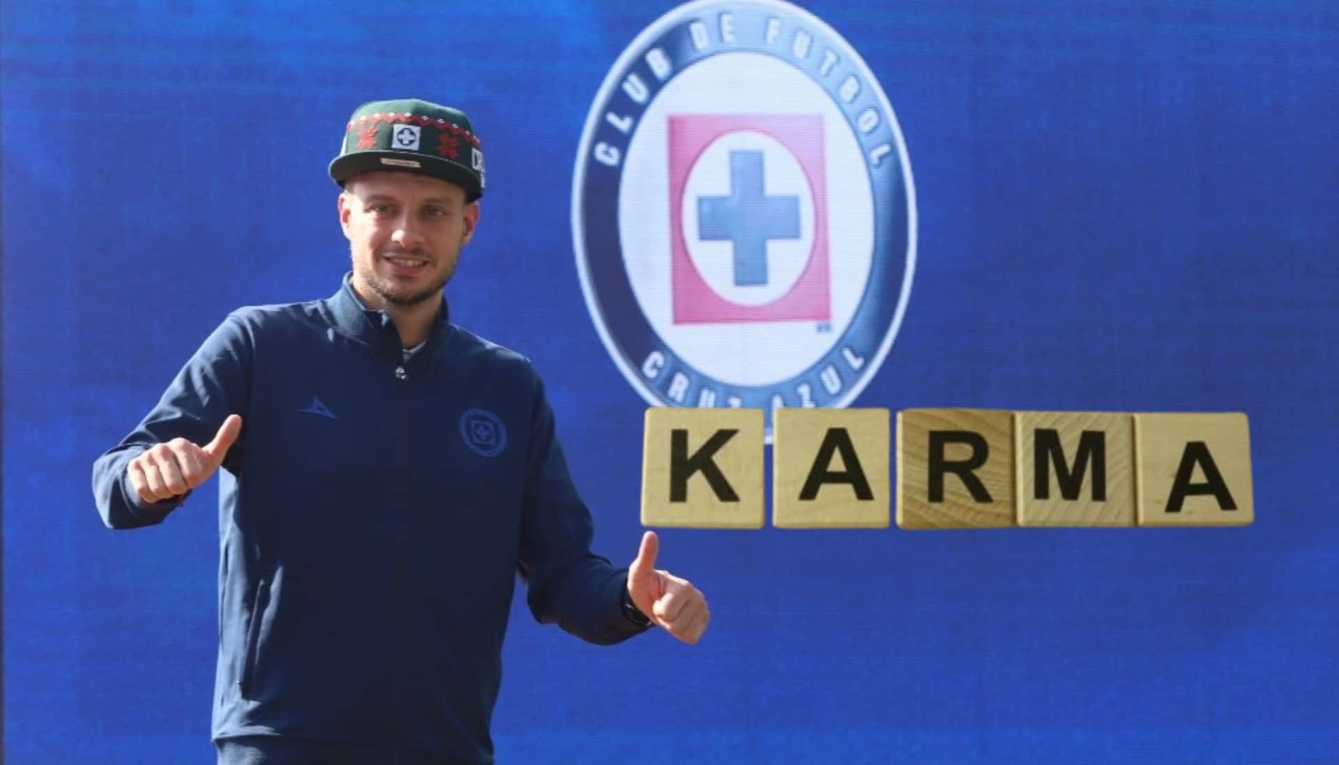 Martín Anselmi con el buzo de Cruz Azul de México.