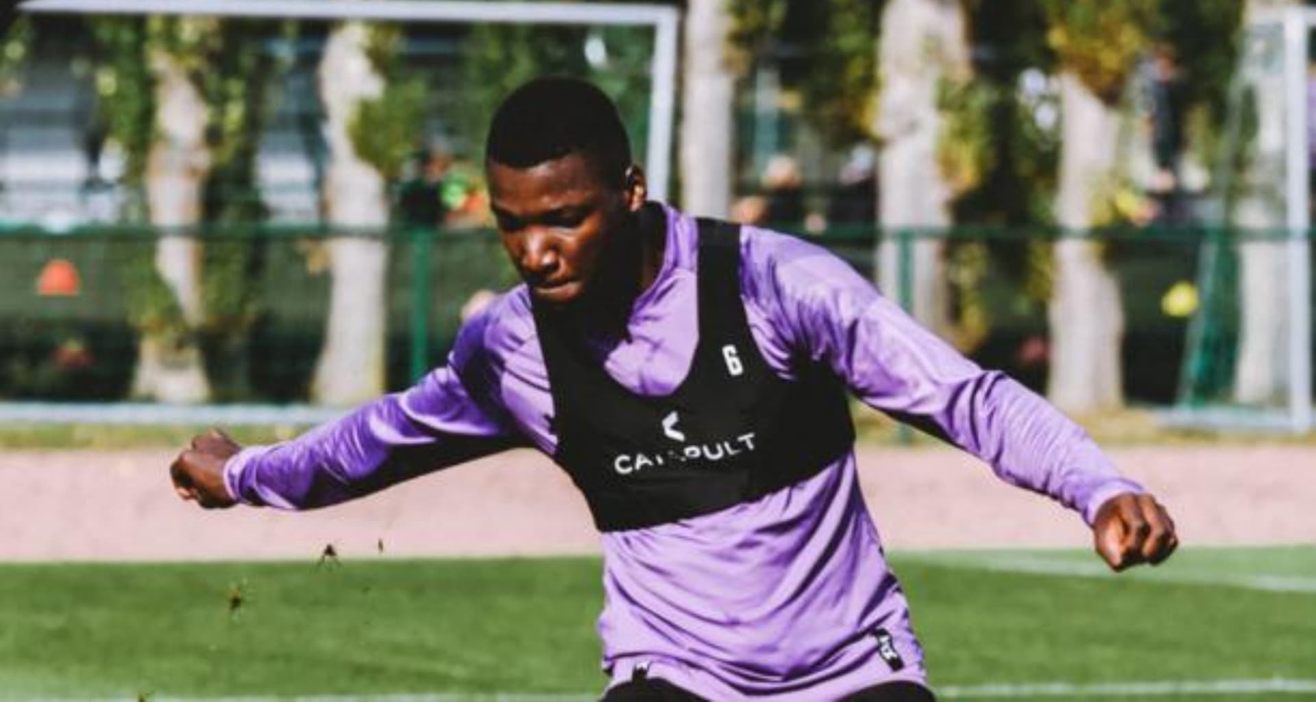 Moisés Caicedo finalmente se vistió de corto en Beerschot VA de Bélgica y en su primera práctica ya mostró sus condiciones de gran jugador, haciendo morder el polvo a una de las figuras del plantel de Peter Maes